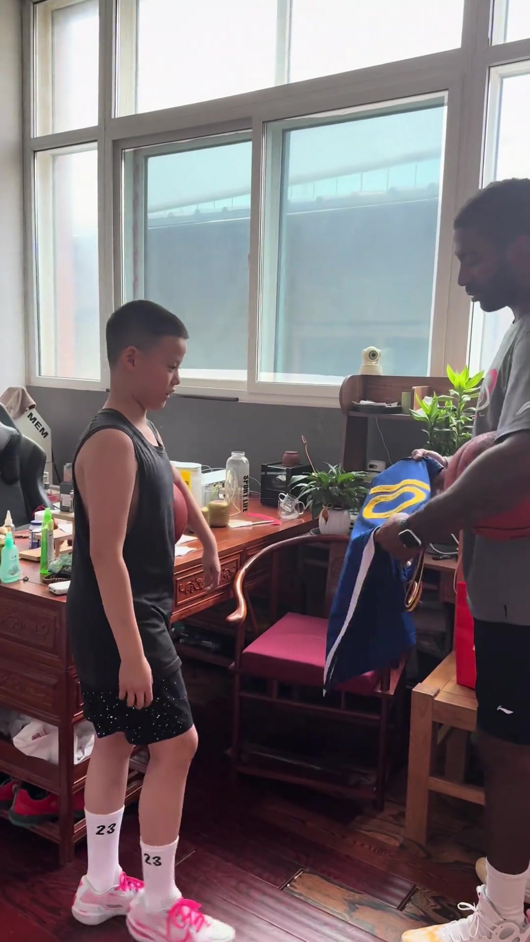 OJ-梅奥随巴特勒访华 返沈阳为爱徒送上吉米签名战袍