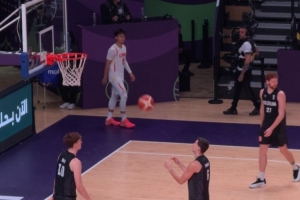 官方赛事平台-继续打！赵睿上半场最后时刻膝盖受伤 下半场继续首发出战