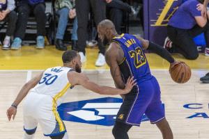 势均力敌？ESPN预测明日湖勇大战胜率：勇士50.6% 湖人49.4%