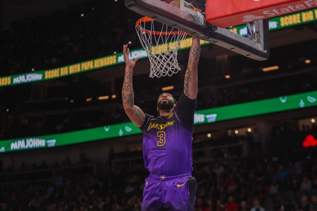 官方赛事平台-【现场】反弹局湖人功亏一篑 更衣室老詹难掩失落