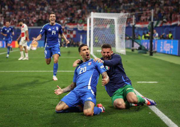 英雄联盟官方赛事网站-【人物】扎卡尼的救赎：从黑名单到国家英雄