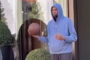 英雄联盟官方赛事网站-旅游时也球不离手！杜兰特现身巴黎街头 等待时不忘玩会篮球