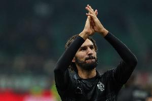 官网公告-记者：经纪人在深夜撤回了额外要求，阿德利接近加盟利雅得青年人