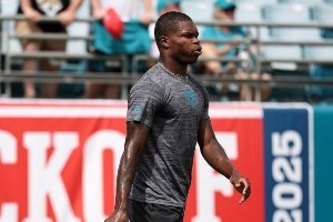 官方赛事平台-跨界联动！NFL榜眼上脚钉鞋版本的华子签名鞋AE 1