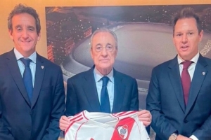 官方赛事平台-河床主席布里托造访伯纳乌观看比赛，与弗洛伦蒂诺合影