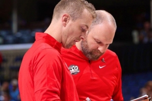 S赛赛程-名记：除詹金斯外 灰熊还与助教拉罗什和帕特-安德鲁分道扬镳