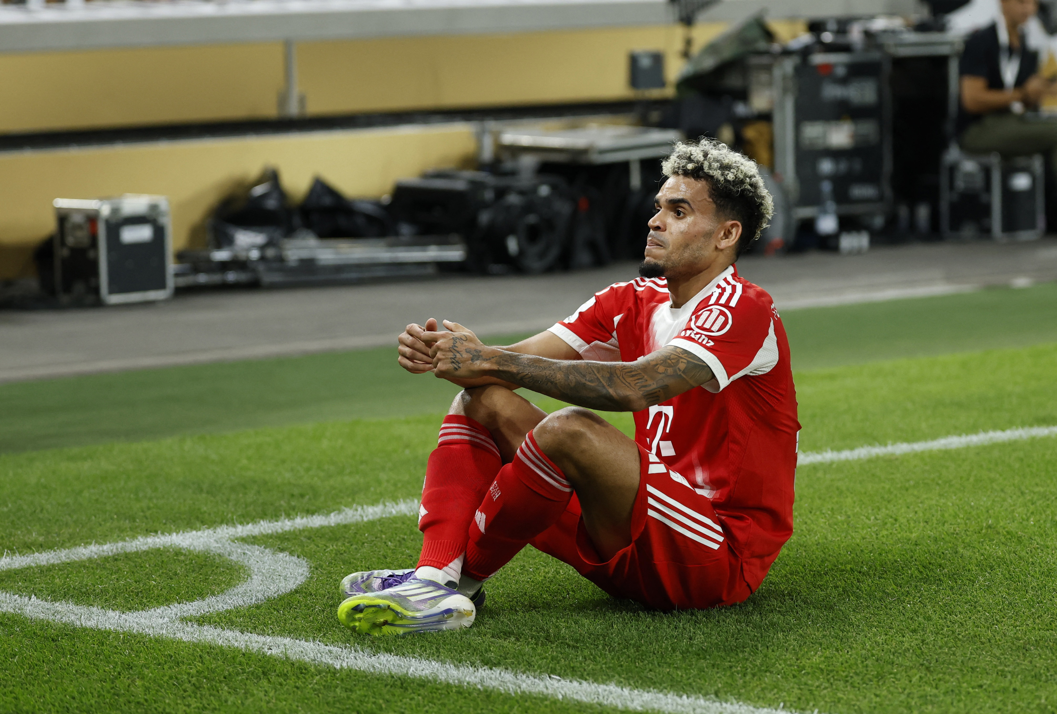 ❤️迪亚斯打入拜仁正赛首球后，庆祝按手柄动作致敬若塔